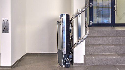 Eingeklappter Plattformtreppenlift STRATOS im Innenbereich
