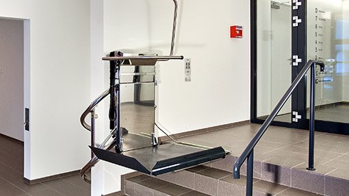 Anwendungsbeispiel für den Plattformtreppenlift STRATOS im Innenbereich