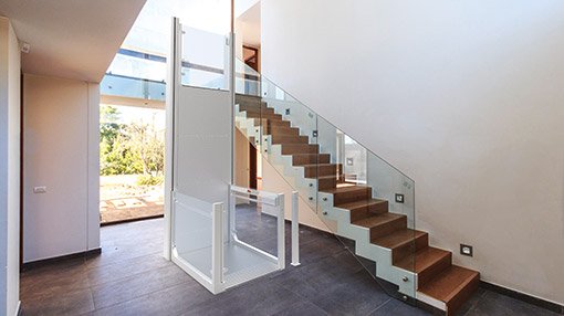 Anwendungsbeispiel für den Rollstuhllift RB150 im Innenbereich