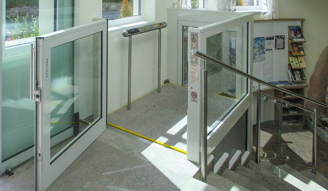 Anwendungsbeispiel eines Rollstuhlliftes mit hydraulischem Antrieb im Innenbereich