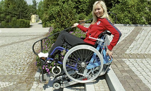 Anwendungsbeispiel für die selbstfahrende Treppenraupe STAIRMAX im Außenbereich