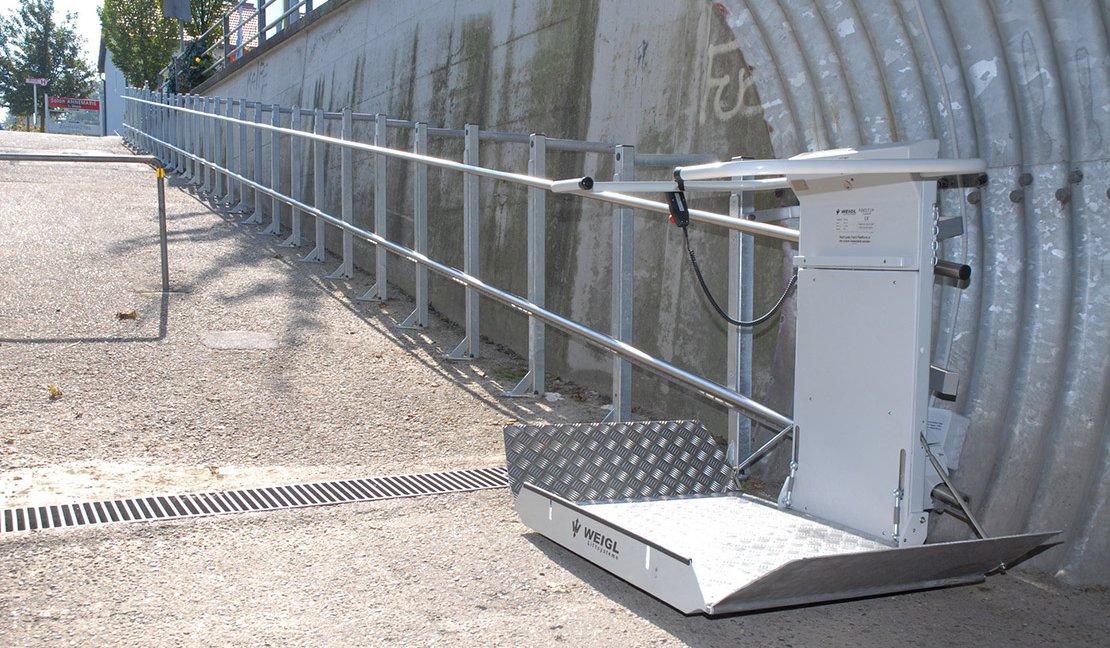 Anwendungsbeispiel für den Plattformtreppenlift DELTA im Außenbereich