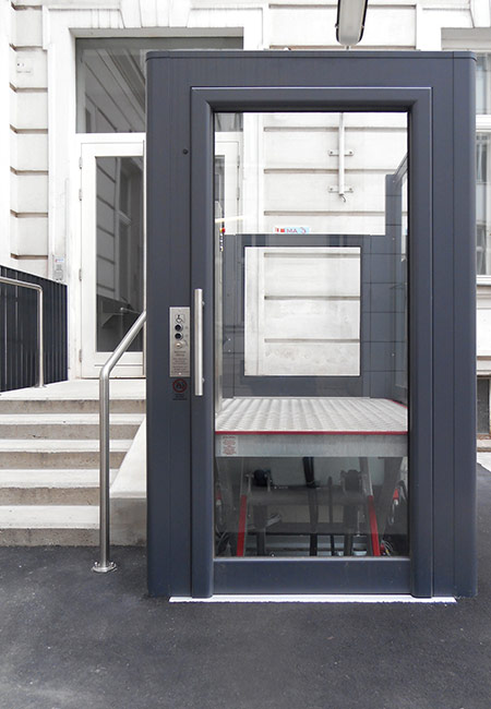 Anwendungsbeispiel eines Rollstuhlliftes mit hydraulischem Antrieb im Außenbereich