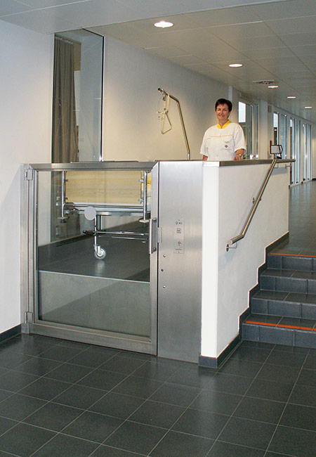 Anwendungsbeispiel eines Rollstuhlliftes mit hydraulischem Antrieb im Innenbereich