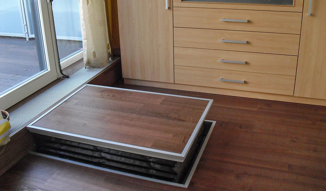 Anwendungsbeispiel des Rollstuhlliftes LIFTBOY im Innenbereich