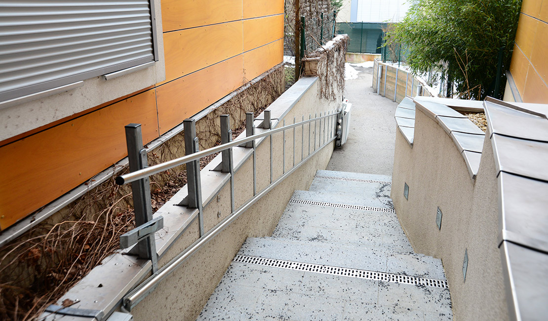 Anwendungsbeispiel für den Plattformtreppenlift DELTA im Außenbereich