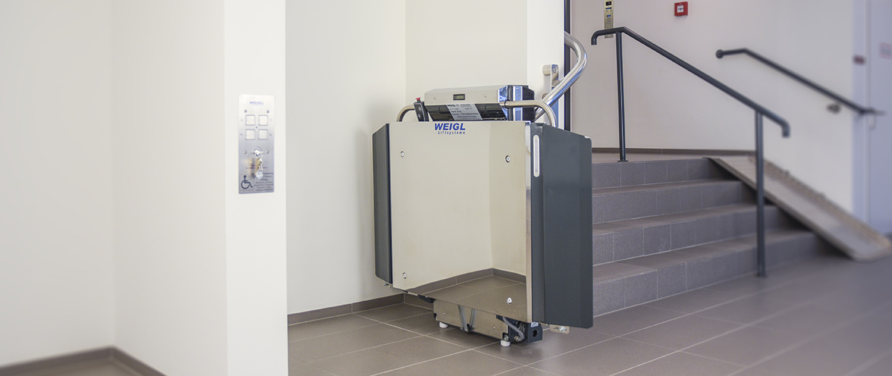 Eingeklappter Plattformtreppenlift STRATOS im Innenbereich