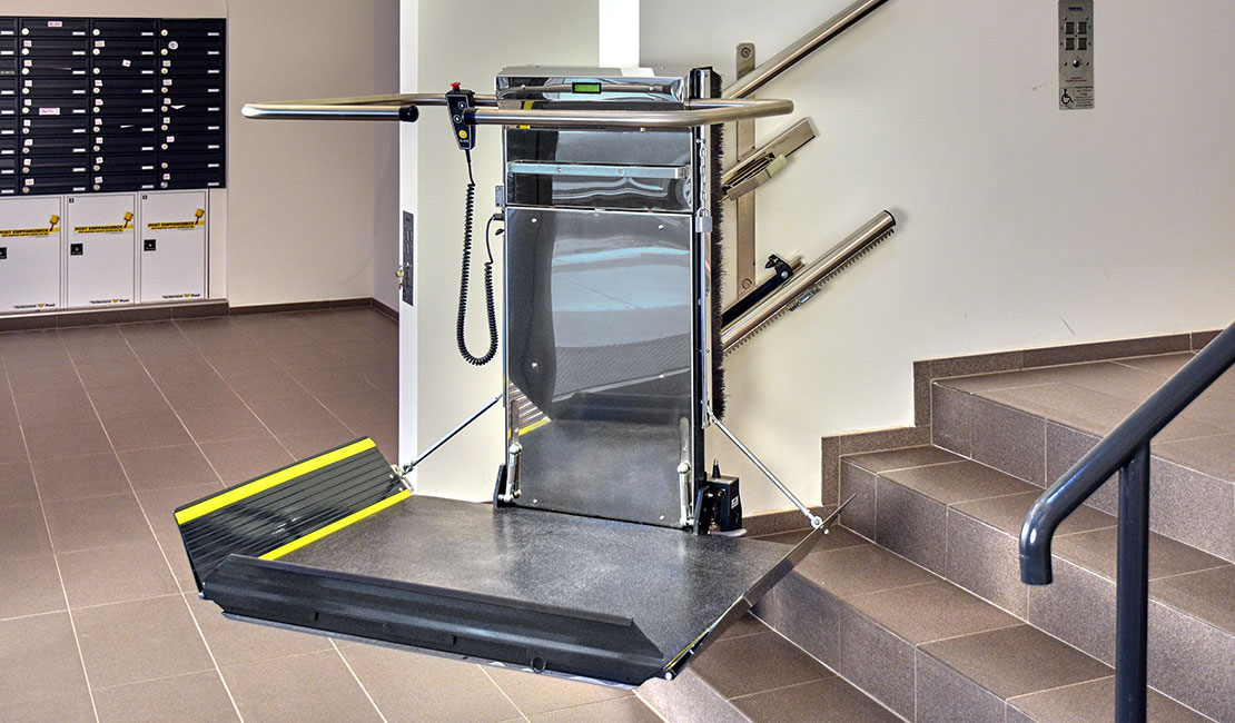 Anwendungsbeispiel für den Plattformtreppenlift STRATOS im Innenbereich