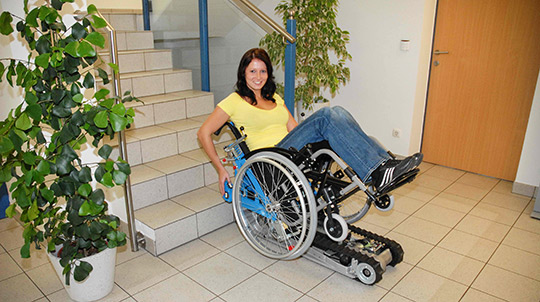 Anwendungsbeispiel für die selbstfahrende Treppenraupe STAIRMAX im Innenbereich