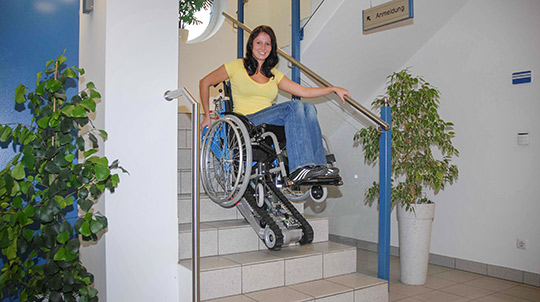 Anwendungsbeispiel für die selbstfahrende Treppenraupe STAIRMAX im Innenbereich