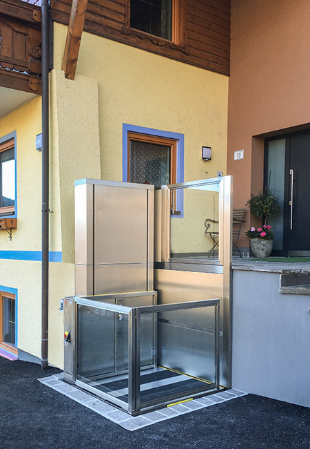 Anwendungsbeispiel für den Rollstuhllift VITMAX® AIR im Außenbereich