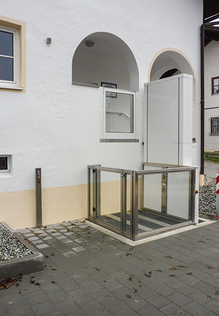 Anwendungsbeispiel für den Rollstuhllift VITMAX® AIR im Außenbereich
