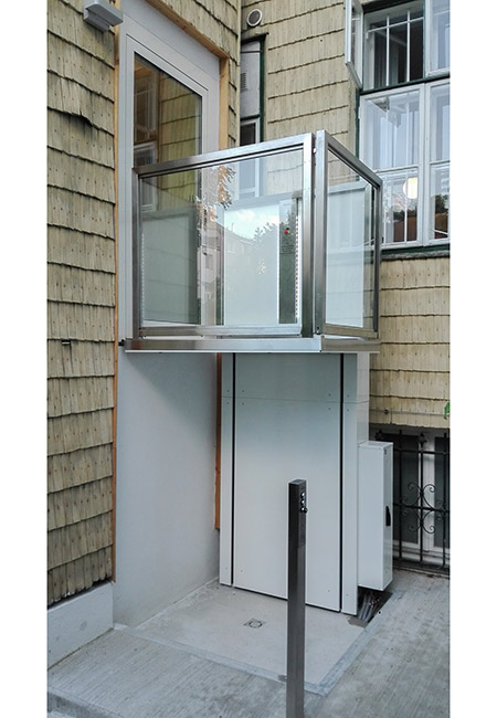 Anwendungsbeispiel für den Rollstuhllift VITMAX® AIR im Außenbereich